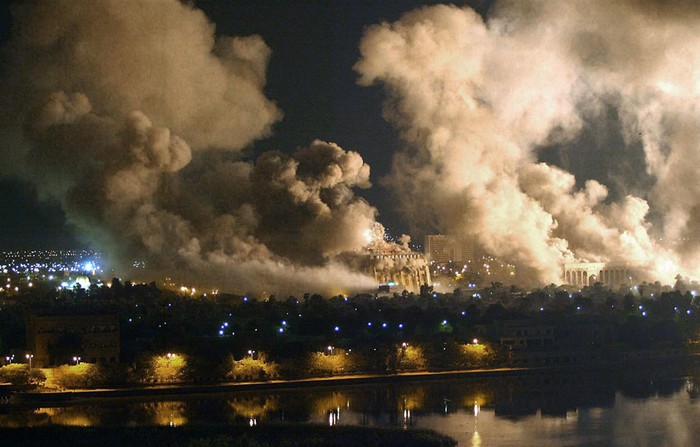 Ngày 21/3/2003: Những đám khói lớn bao trùm trên dinh Tổng thống Iraq Saddam Hussein bên bờ sông Tigris sau một đợt không kích của máy bay Mỹ ở thủ đô Baghdad